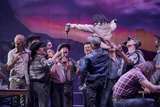 Mia Selka de Paiva (Kind), David Oštrek (Larkens) und Herren des Staatsopernchores