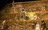 Pene Pati (Mitridate), Sarah Aristidou (Ismene), Adriana Bignagni Lesca (Arbate), Paul-Antoine Bénos-Djian (Farnace), Tänzer:innen