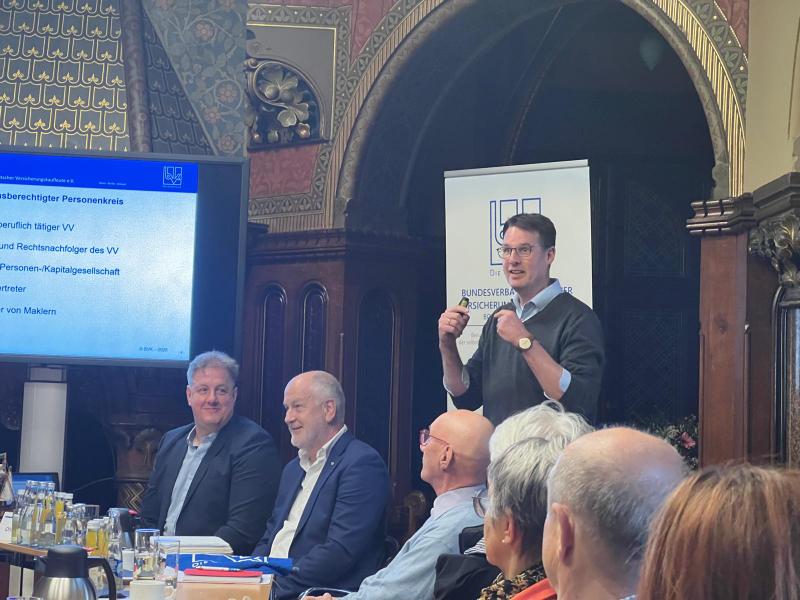 Am 12.3.2025 hat der BV Rostock seine Mitgliederversammlung abgehalten. Wir haben uns sehr gefreut, Rechtsanwalt Stefan Schelcher aus der Geschäftsführung in Bonn begrüßen zu können. Praxisnah und kompetent wurde uns der Ausgleichsanspruch und die Stornoreserve erläutert.Wieder durften wir den wunderschönen Festsaal der IHK zu Rostock nutzen. Einfach Bilder schauen.