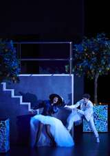 Elsa Dreisig (Gräfin Almaviva) und Emily D'Angelo (Cherubino)