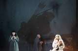 Elsa Dreisig (Natascha), Wassil Penkov (Komparserie) und Anna Prohaska (Silvia)