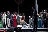 Vorne: Abdellah Lasri (Alfredo Germont), Dominic Barberi (Barone Douphol), hinten: Nadine Koutcher (Violetta Valéry, 25. & 27. Dez 2015), Simone Piazzola (Giorgio Germont), Mitglieder des Staatsopernchors