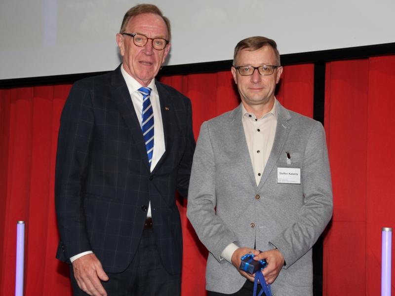 Steffen Kabelitz (r.) wurde als Vorsitzender des BV Südthüringen von BVK-Präsident Heinz verabschiedet