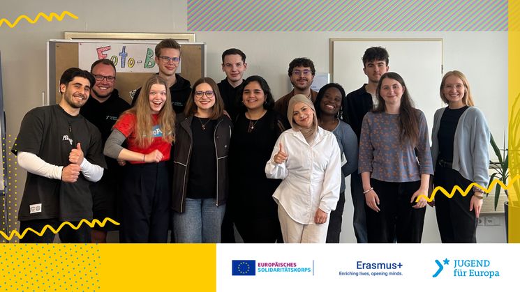 Gruppenfoto des neuen Jugendbeirats von JUGEND für Europa. Alle blicken lachend in die Kamera.