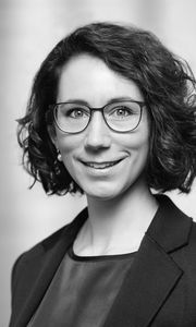 Portrait von Christina Schmitz (in Elternzeit)
