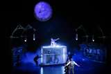 Dionysios Avgerinos (Kilian), Matthias Hoffmann (Kaspar), Andrés Moreno García (Max) und Jugendchor der Staatsoper Unter den Linden