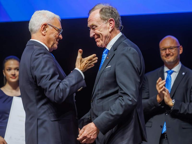 In Würdigung seiner außerordentlichen Leistungen für den BVK und die Vermittler verlieh BVK-Ehrenpräsident Ludger Theilmeier (l.) BVK-Präsident Michael H. Heinz die Goldene Ehrennadel
