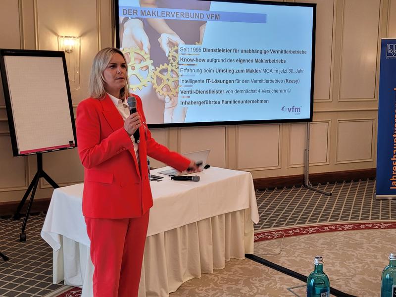 Ulla Dörfler, Leiterin Partnervertrieb vfm hält als Sponsor ein Grußwort