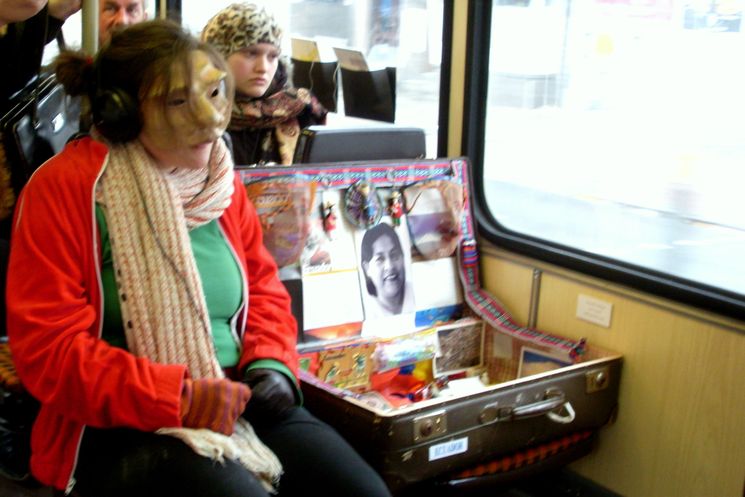 "Wenn wir uns heute beim Straßenbahnfahren umsehen und in abwesende Gesichter schauen, versteckt hinter Zeitungen oder Handys, dann denken wir zurück an die Ausstellungsphase von vernetzt! – und sagen uns, dass das ganze Szenario doch eigentlich auch ganz anders aussehen könnte…"