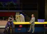 Gyula Orendt (Graf Almaviva), Nadine Sierra (Susanna) und Stephan Rügamer (Don Basilio)