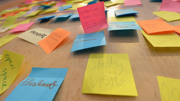 Post-Its mit der Aufschrift Learning Mobility und Study Visits