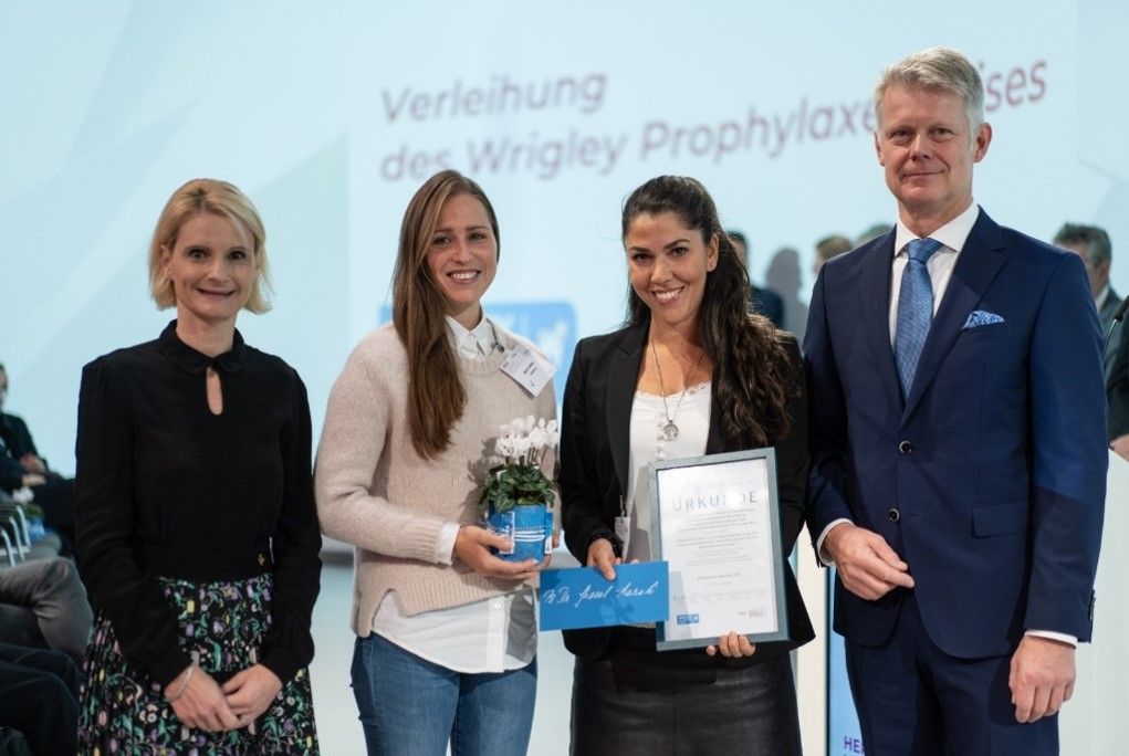 Foto der Preisverleihung mit vier Personen.