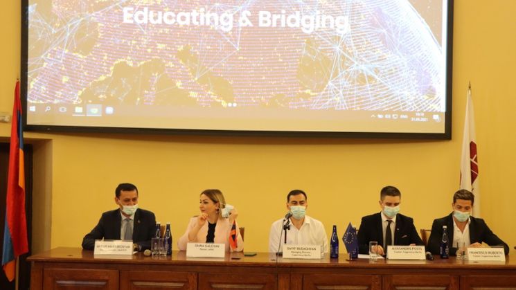 Podiumsdiskussion auf der Konferenz "Educating&Bridging"