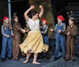 Álfheiður Erla Guðmundsdóttir (Schneewittchen) und Mitglieder des Kinderchors der Staatsoper