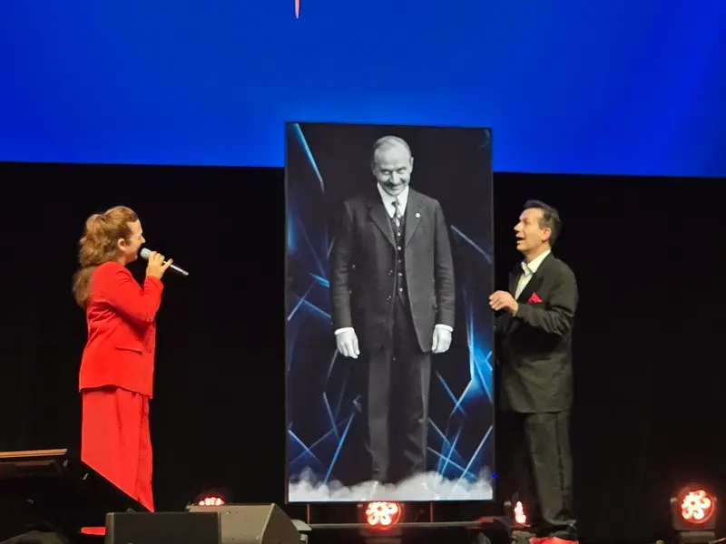 Die Moderatorin Marie-Luise Weiß und der Stimmenimitator Jörg Hammerschmidt ließen die BVK-Geschichte mit einem Avatar auferstehen