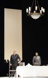 René Pape (Philipp II., König von Spanien), George Petean (Rodrigo, Marquis von Posa), Staatsopernchor